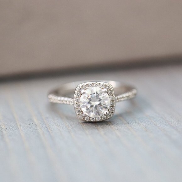 S925 1ct Clear Moissanite Diamond Halo Style Engagement Ring Sterling Silver - Picture 1 of 6